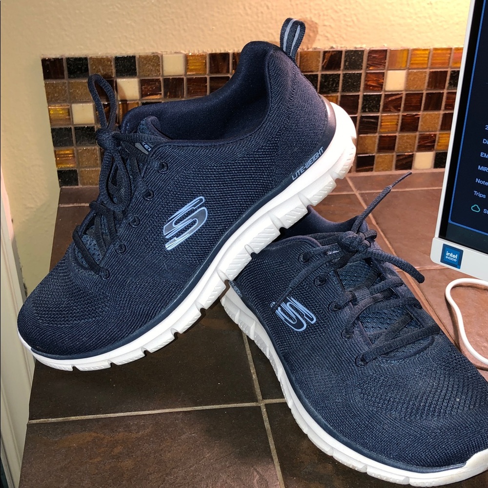 Navy blue Skechers sneakers 👟